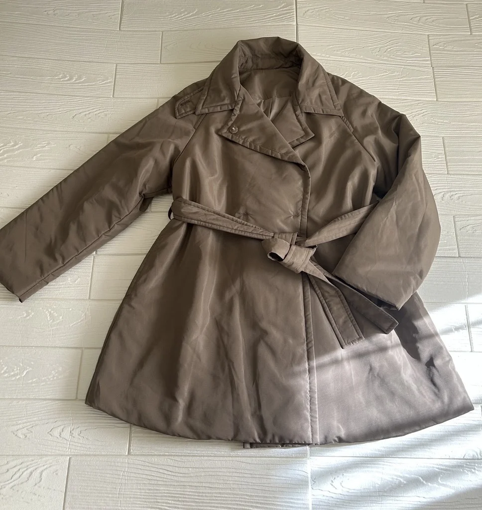 ブラウンの中綿入りトレンチショートコート