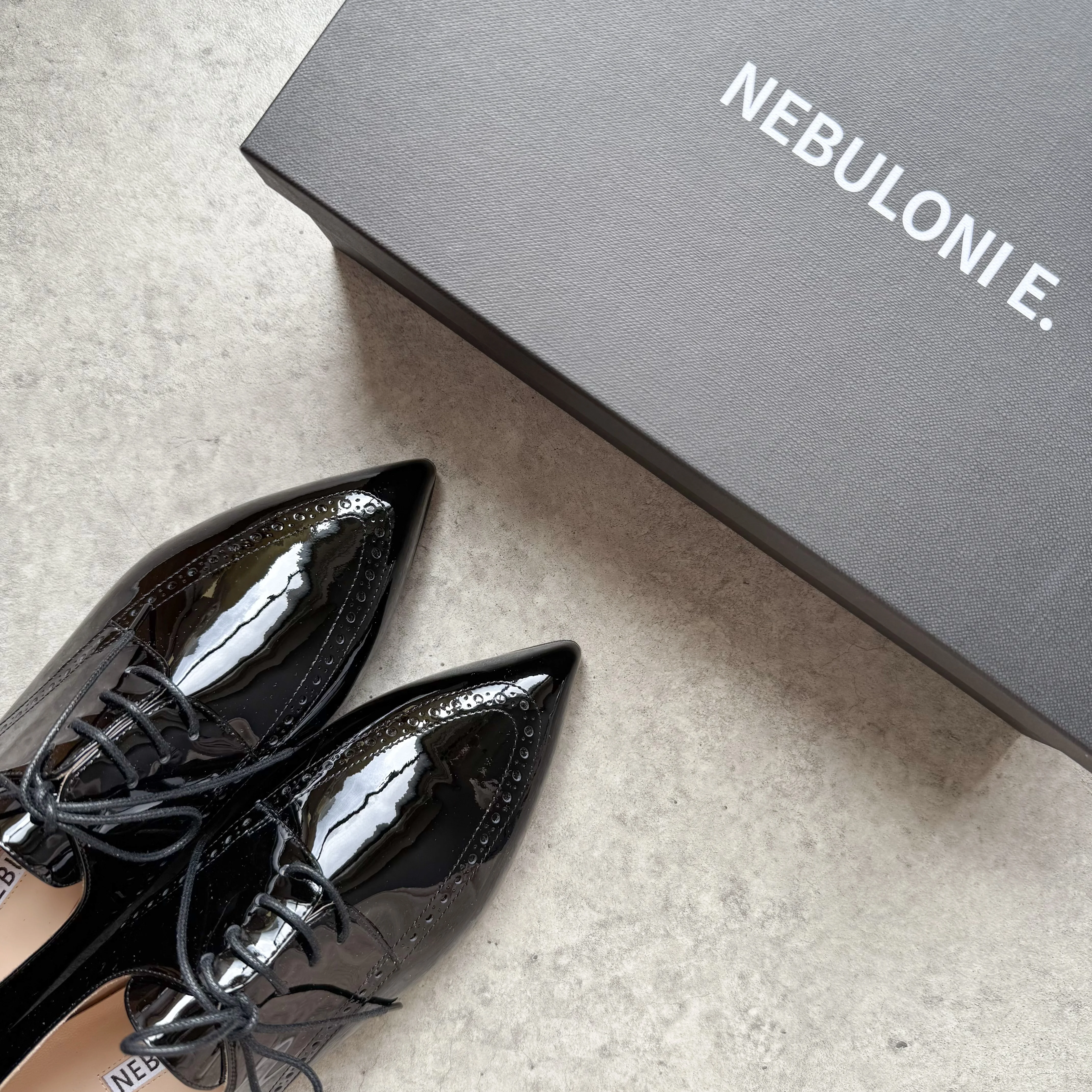 ストーリーズで大反響！「どこの靴？」と聞かれるNEBULONI E.の黒レースアップ