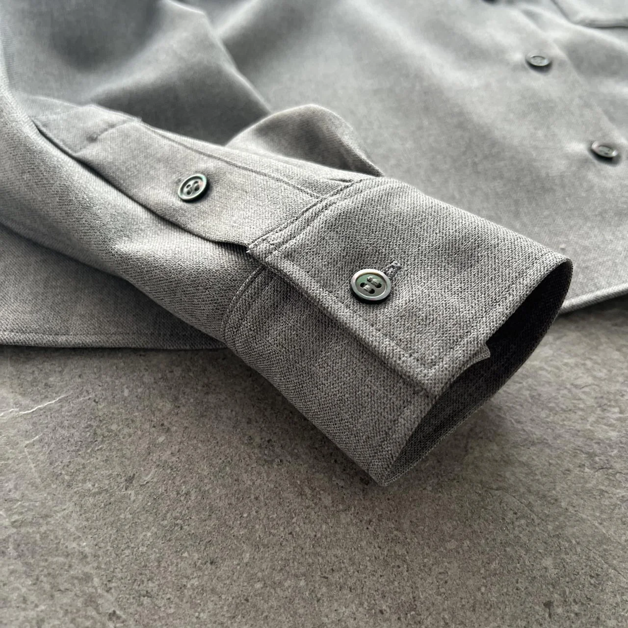 ツイード風シャツ　グレー袖口