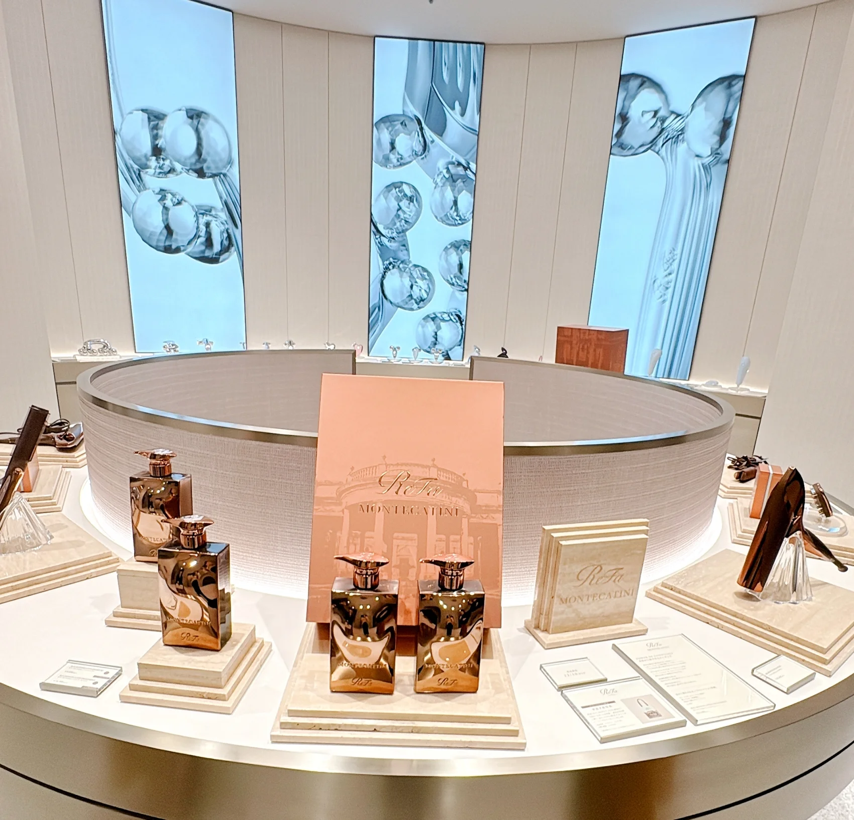 ReFa リファ GINZA 銀座　旗艦店　 ReFa GINZAで初お披露目された「ReFa MONTECATINI（リファモンテカティーニ）」は、12月10日（水）発売の新ブランドライン。  イタリア・トスカーナにある“美の聖地”とも称される温泉地・モンテカティーニにインスパイアされたプロダクトは、ヘアケアをはじめ、ドライヤーなども展開。そのクオリティのみならず、格調高いブロンズカラーのデザインで、新たなファンを獲得すること確実。現在、店頭で予約受付中