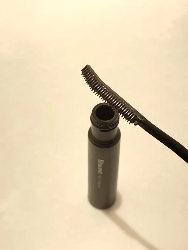 ブローネヘアマスカラの色はライトブラウン。