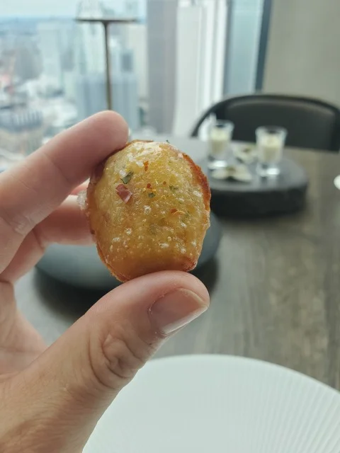 ランチコースKAZEのアペリティフ3種。食欲をそそる彩り豊かなひと口前菜