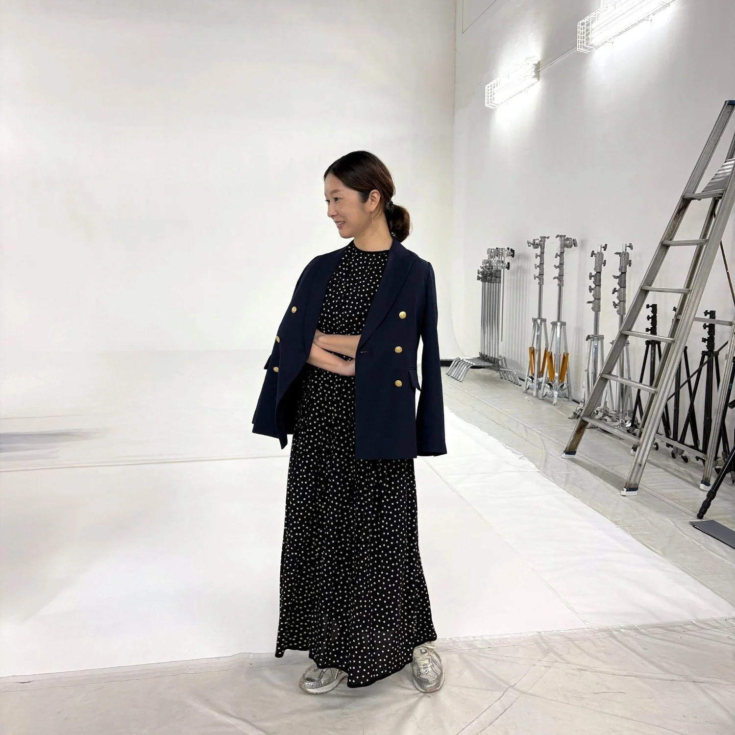 デミルクス　ビームスの紺ブレと水玉ドットの黒ワンピースのコーデ