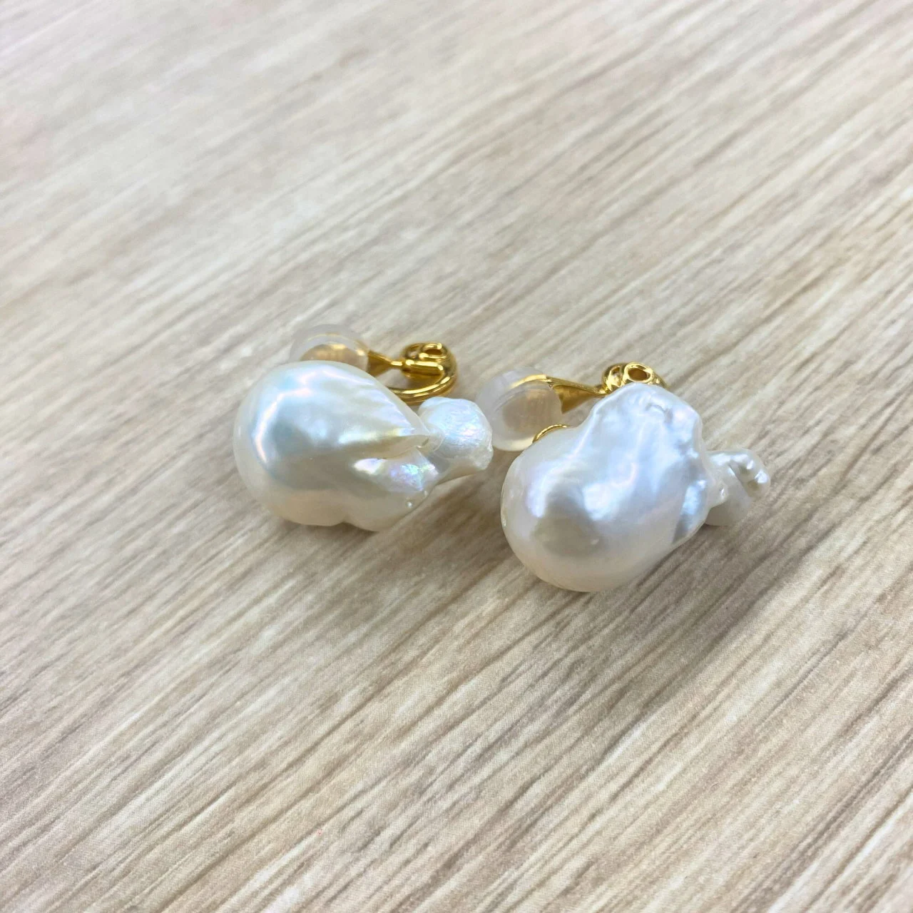 ジューカトルの淡水パールイヤリング