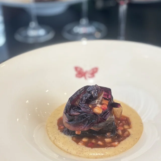 いちごのソースが良いアクセントの牛頰肉