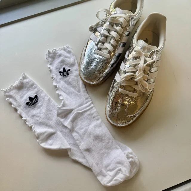 adidasのシルバースニーカー×白フリルソックスでつくる夏の甘辛コーデ_1_3