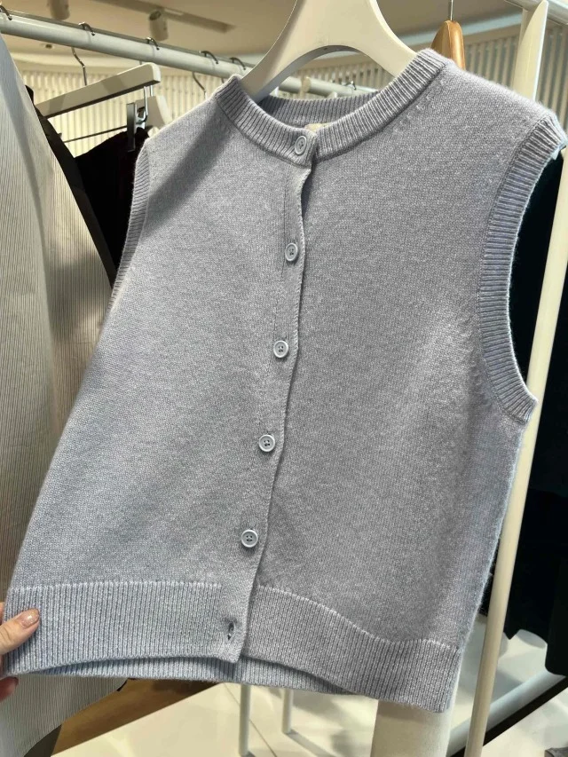 「カシミヤクルーネックショートベスト（¥8,990）」