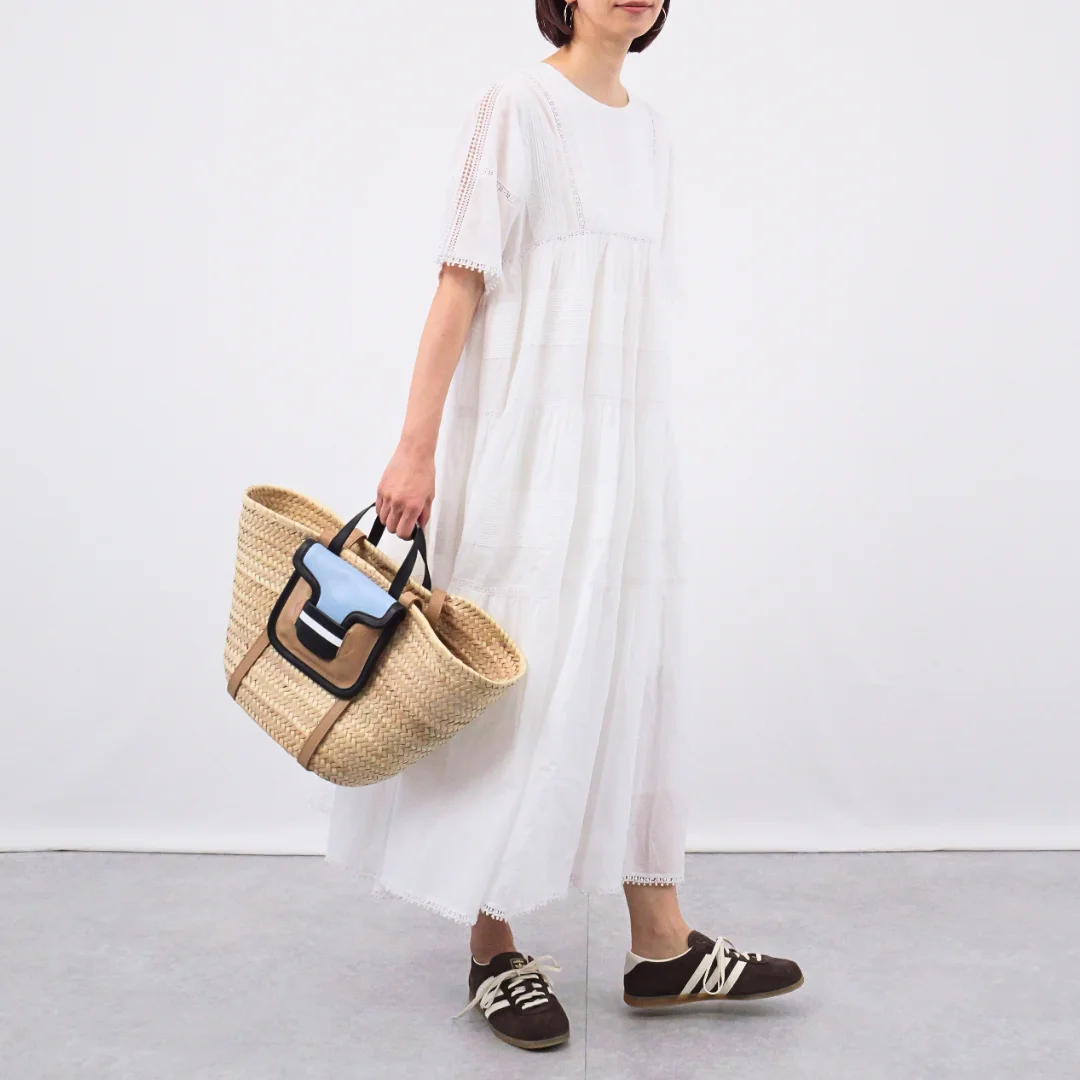 adidasのガゼル ロープロ W 　白ワンピのカジュアルコーデ