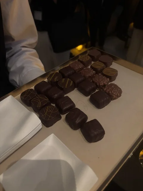 チョコレートをサーブしてくださいます