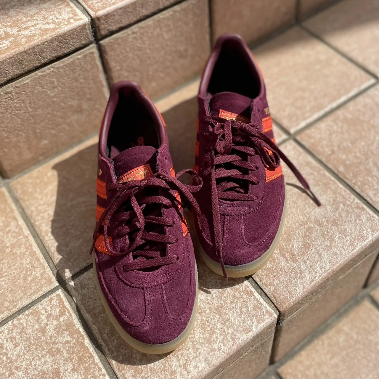 アディダス、ハンドボール スペツィアルのボルドー×オレンジ。