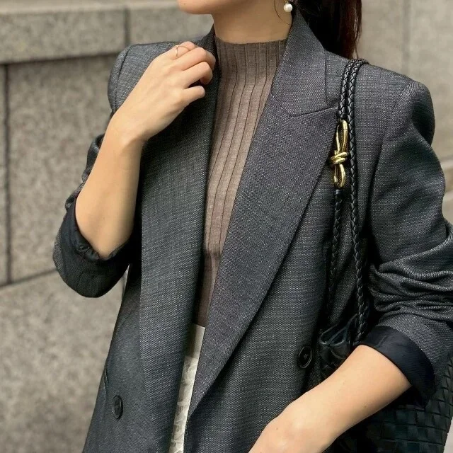 2025年秋、主役になるのは“ひとクセ”アウター。美女組の愛用品＆最旬コーデ【40代ファッション】_1_5