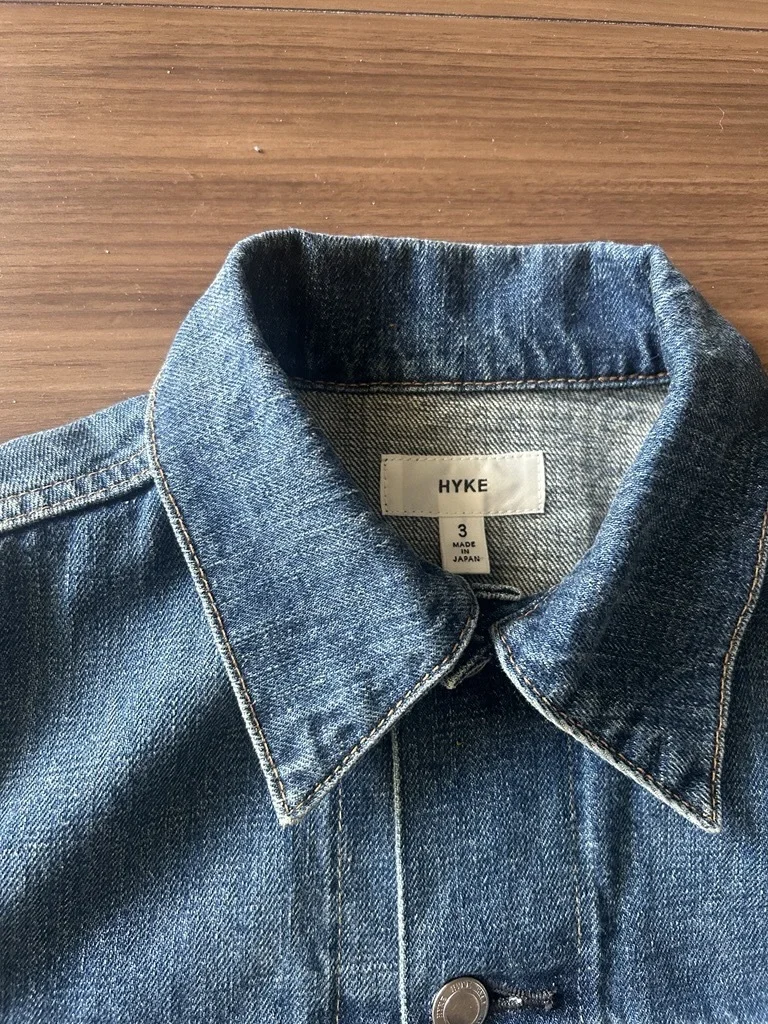 HYKE　デニムジャケット　襟もとアップ