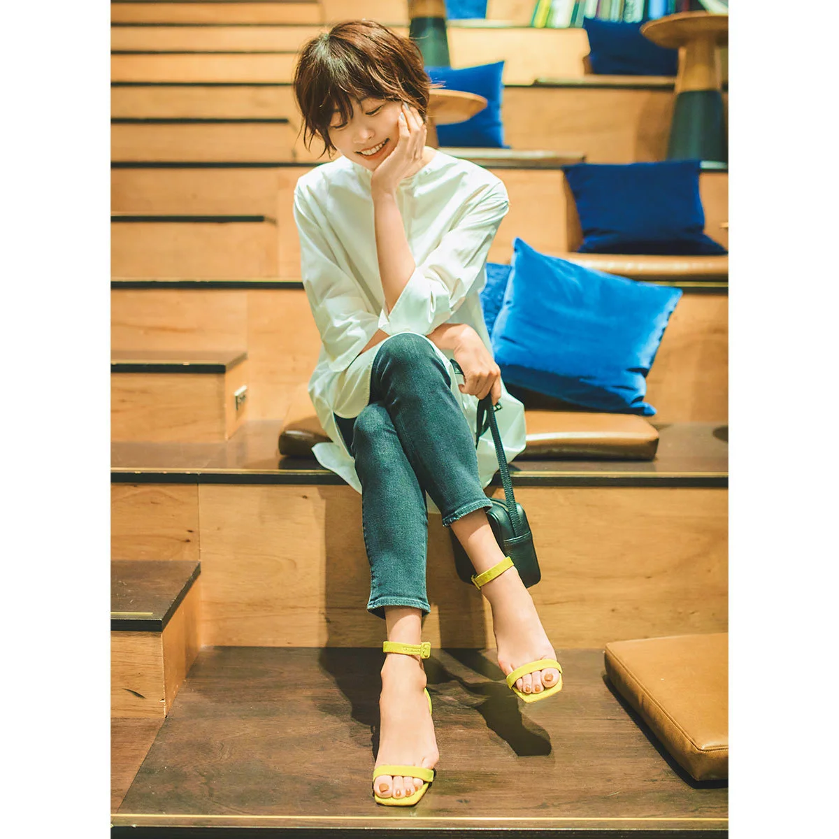 ■うすいグリーンのシャツワンピース×デニムパンツコーデ