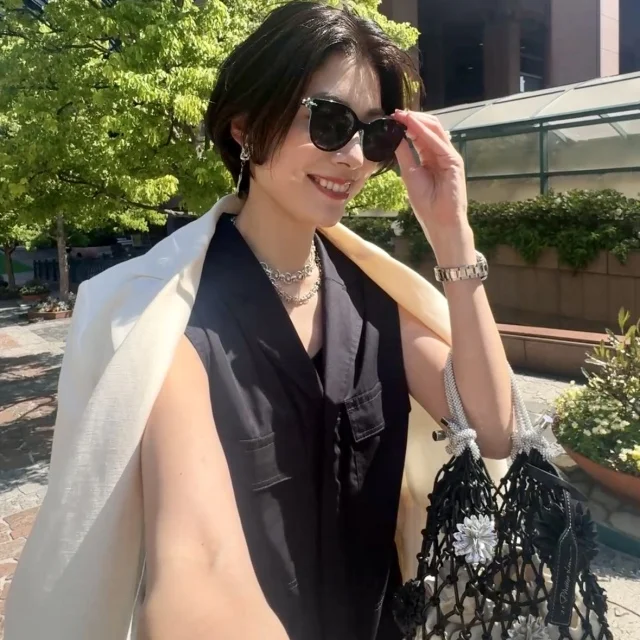 40代の“品よく華やぐ”夏服。ネイビーのコンビネゾンで魅せる着こなし術_1_7