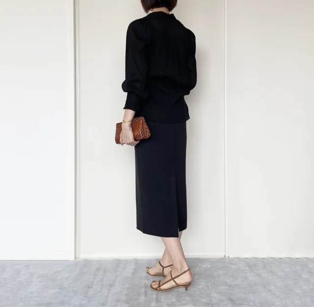 ユニクロ優秀スカートと素材感で楽しむブラックコーデ：今日の服【40代 私のクローゼット】_1_3