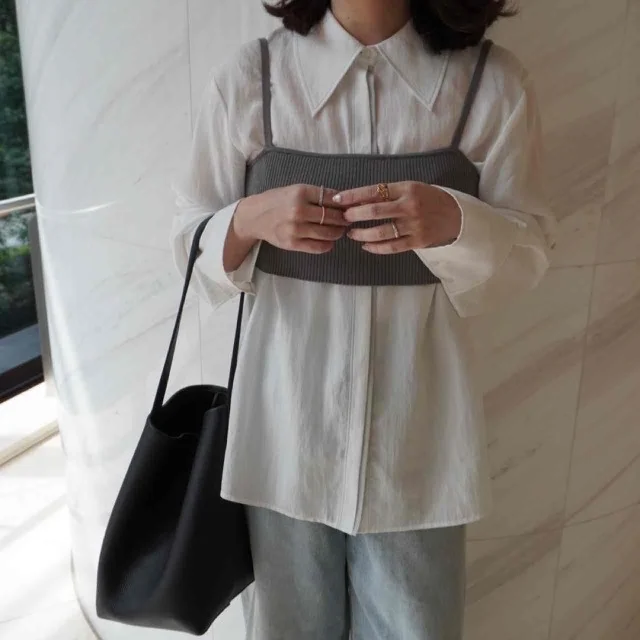 シャツに重ねたのはGU × rokhのビスチェ