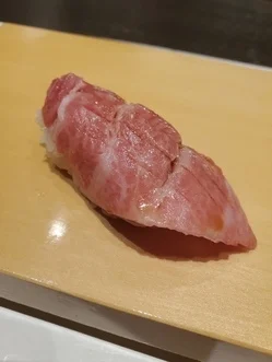 旬菜ダイニング白樺内の寿しカウンター富寿し蔵にて、日本海で水揚げされた新鮮な魚介の握り寿司。