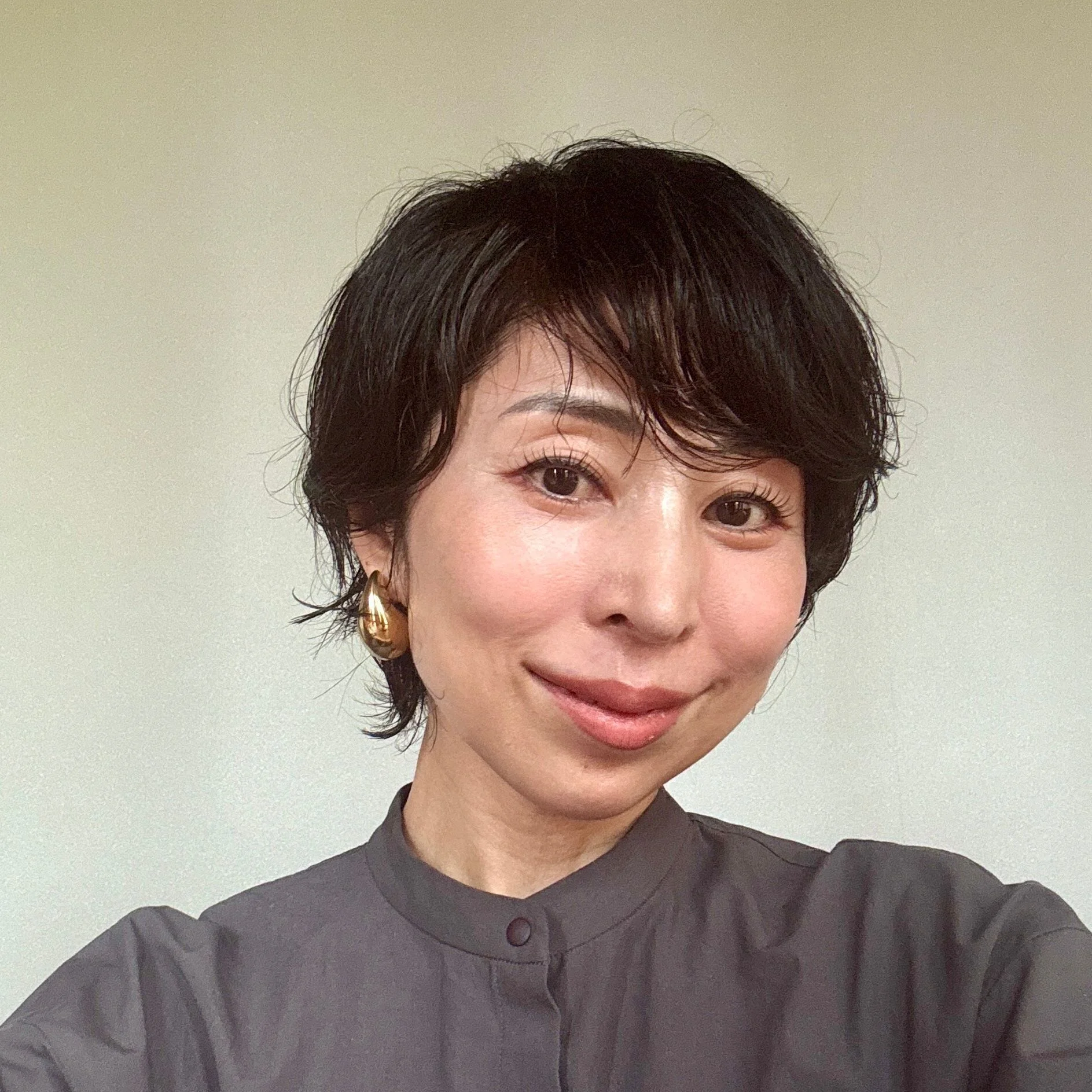 アレンジしやすく前髪とサイドは長さを残して【40代のショートヘア】
