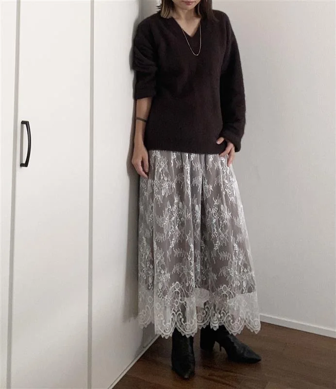 辻 直子さんコラボ フォックスカシミアVネックニットとレーススカートのコーデ