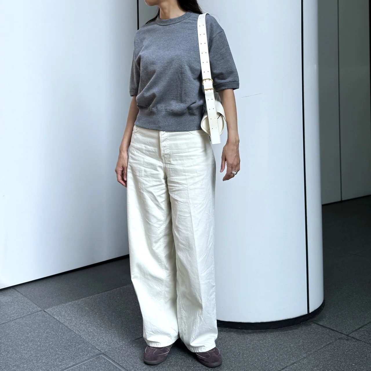 ロエフ 半袖スウェット×白パンツ コーデ