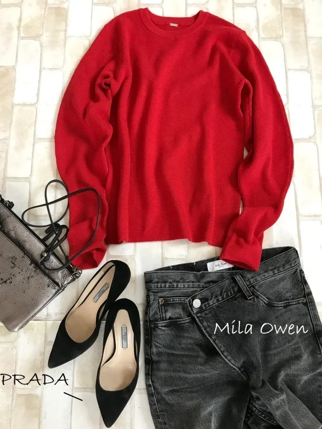 赤ニット×デニムパンツのファッションコーデ