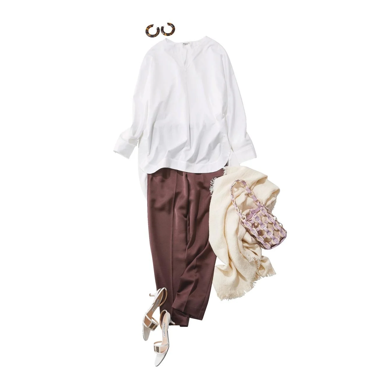 ■白のプルオーバーシャツ×ブラウンのツヤパンツコーデ