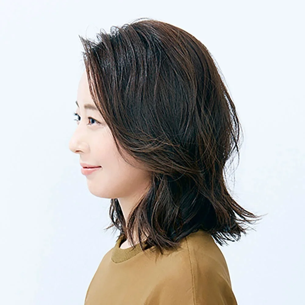 横から見た　アラフォーに合う人気ミディアムヘアスタイル8位