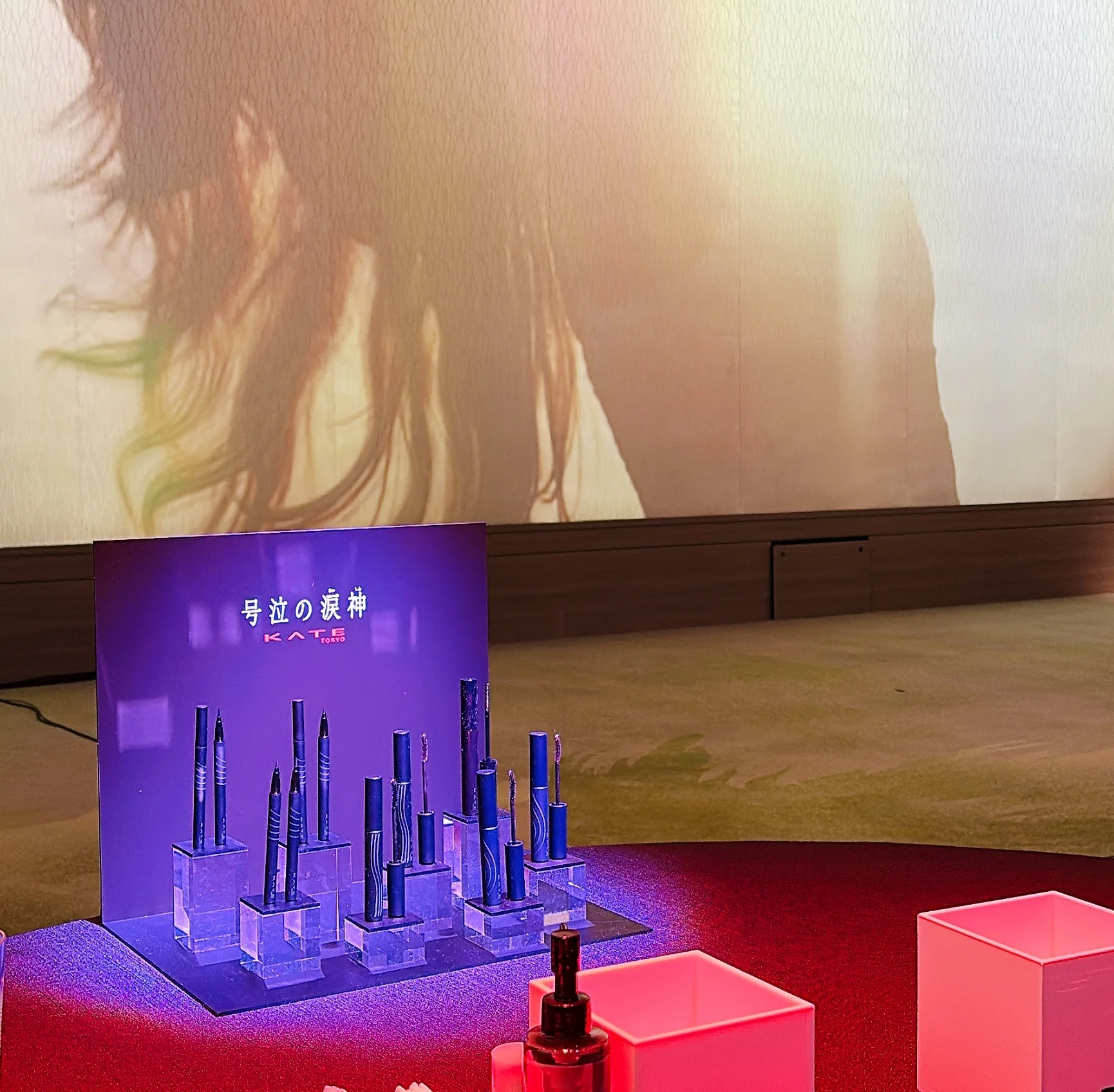 2026　新作　クラランス　発表会の写真　ダブルセーラムファンデーションの巨大モックディスプレイ