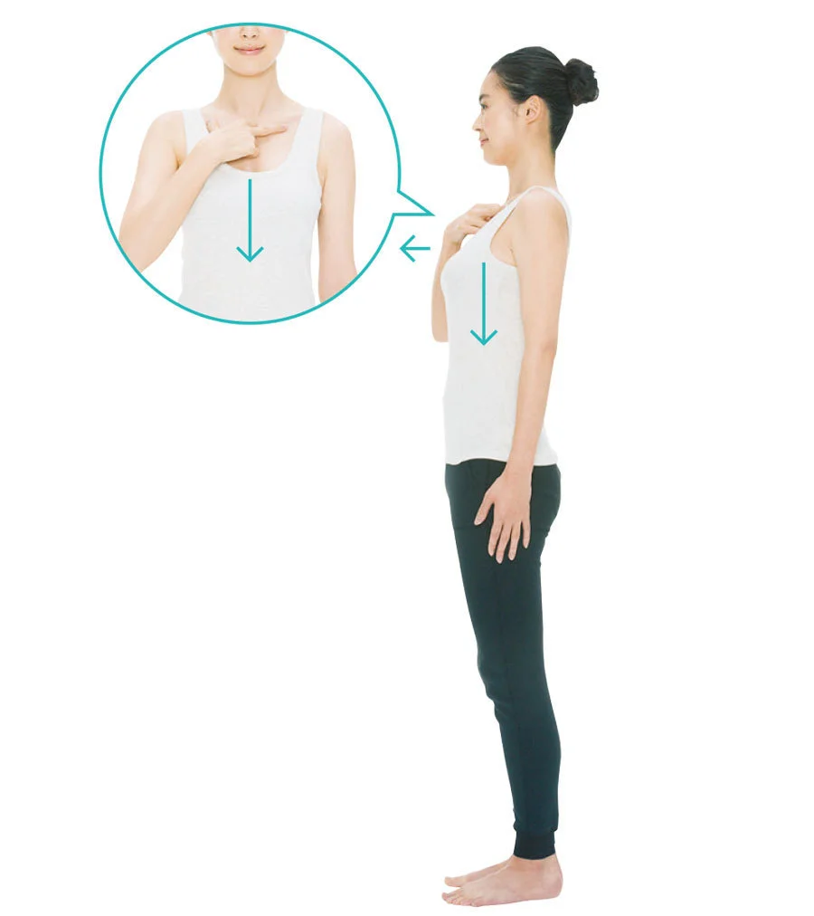 胸をグッと前に張り出し、右手の親指と中指で鎖骨の下を押さえ、胸の皮膚と筋肉を軽く真下に押し下げる。