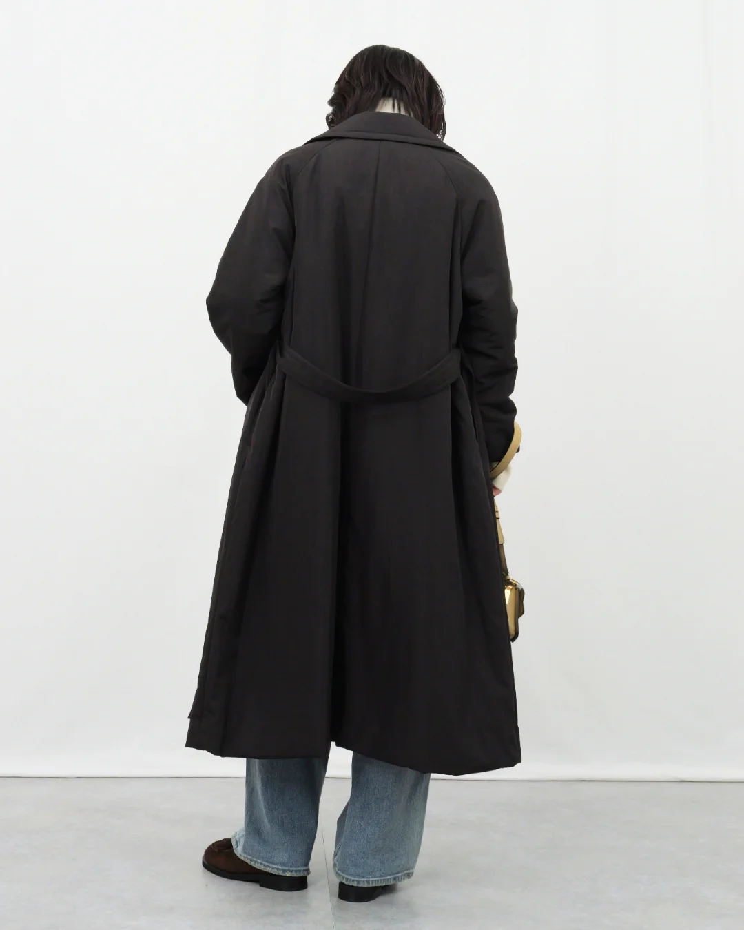 中綿トレンチロングコート後姿