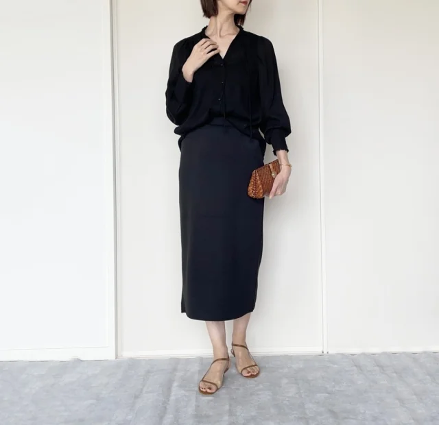 ユニクロ優秀スカートと素材感で楽しむブラックコーデ：今日の服【40代 私のクローゼット】_1_7