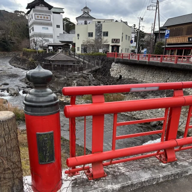 奥に見えるのが独鈷の湯