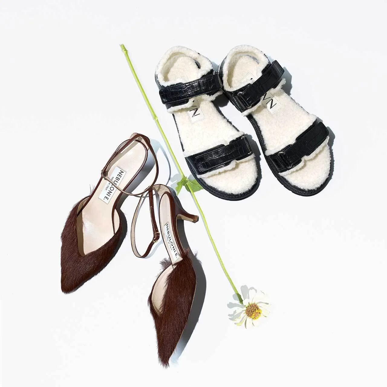 〈右〉靴（H1.5 cm）／ユナイテッドアローズ 渋谷スクランブルスクエア店（ヒューン） 〈左〉靴（H5 cm）／トゥモローランド（ネブローニ）