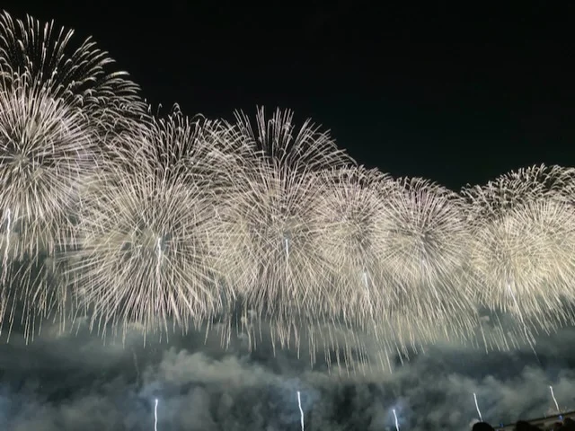 花火のシャワーが降り注ぐ、ど迫力の長岡花火大会 | ファッション誌