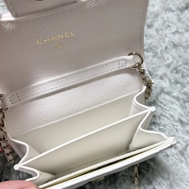 冬の白が映える、CHANELミニポシェット_1_2