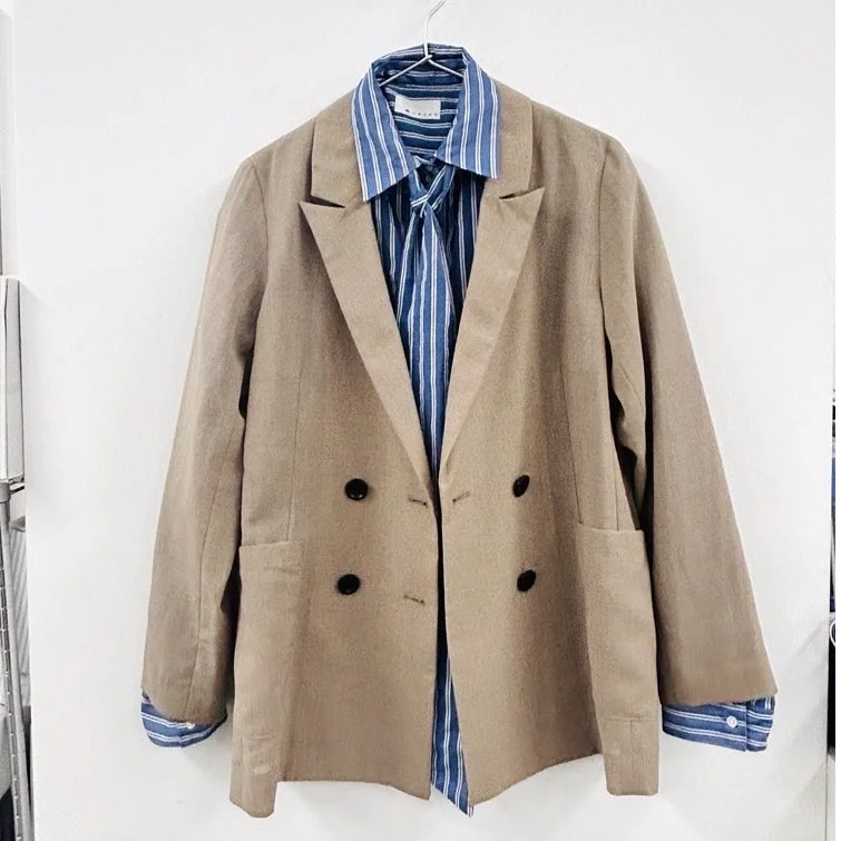 透けストライプボウタイ付きシャツ　ジャケット合わせ