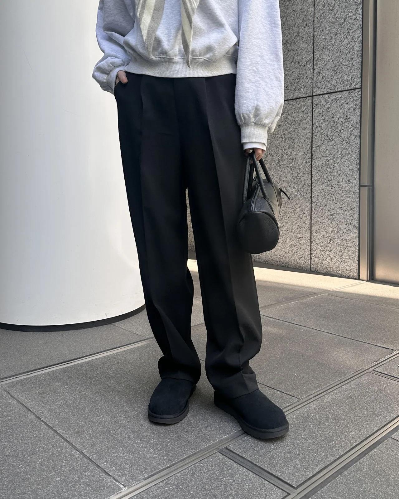 ツイード風腰高見えタックパンツ　グレーのスウェットとのコーデ　正面から