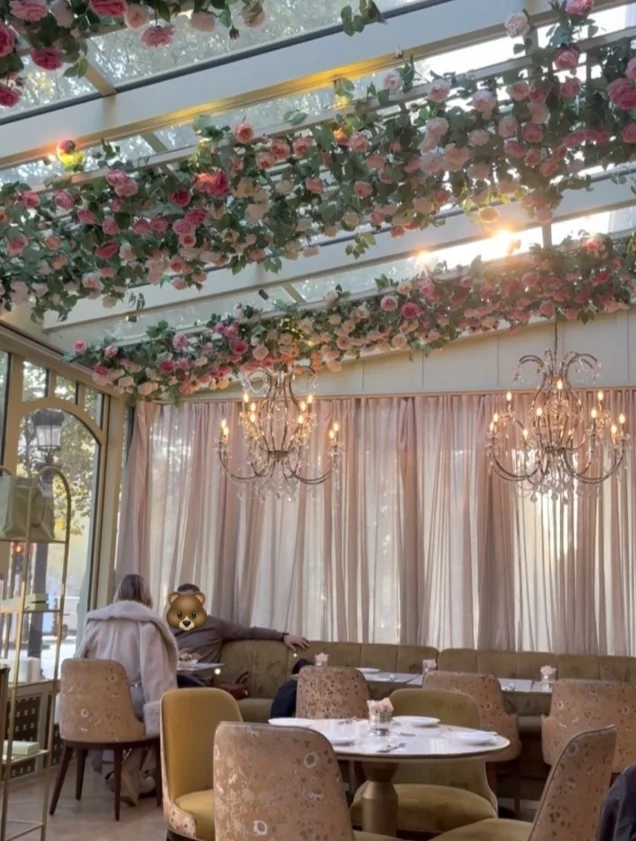 パリ旅行②｜ラデュレ シャンゼリゼ店が別世界…！パリ最大旗艦店で朝食を_1_3