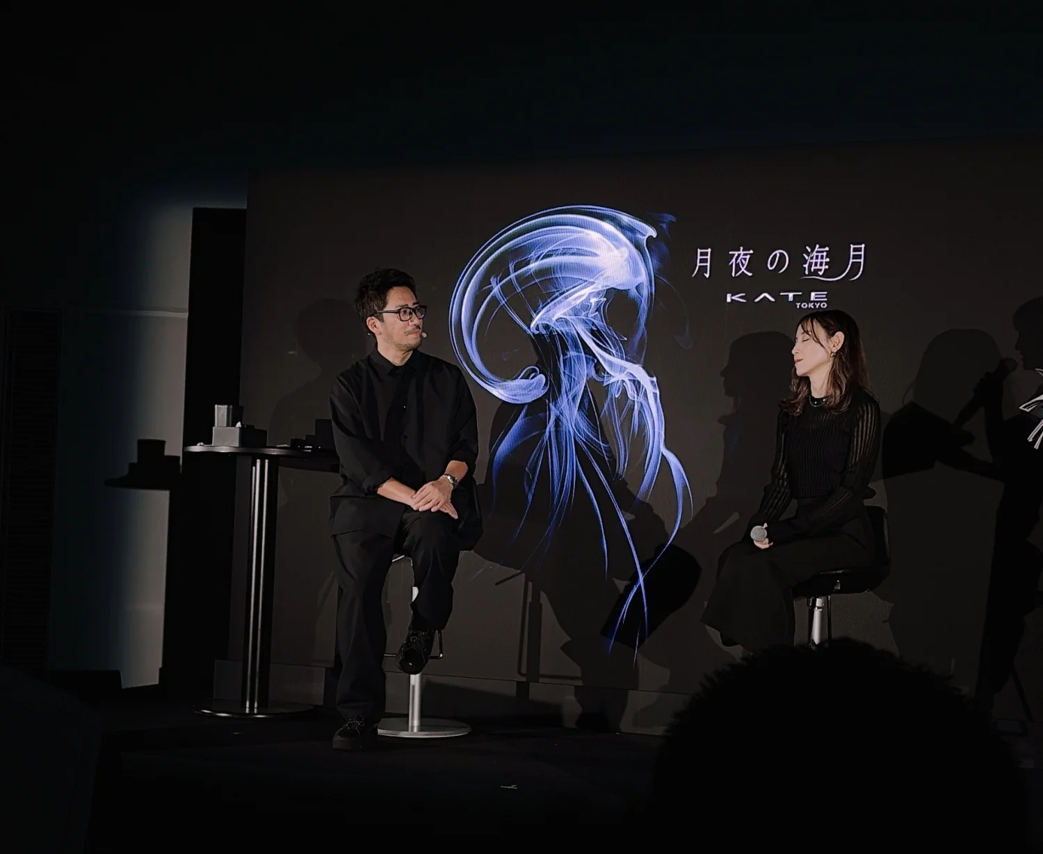 2025 秋　新作　ベースメイク　ファンデーション　KATE　ケイト　コンシーラーは人気ヘア＆メイクアップアーティスト・KUBOKIさん（写真左）も、発表会の中で行われたトークセッションで「ハイライトやニュアンサーとして出すのではなく、コンシーラーとして出すのがスゴい。そうきたか！という感じ」と、絶賛