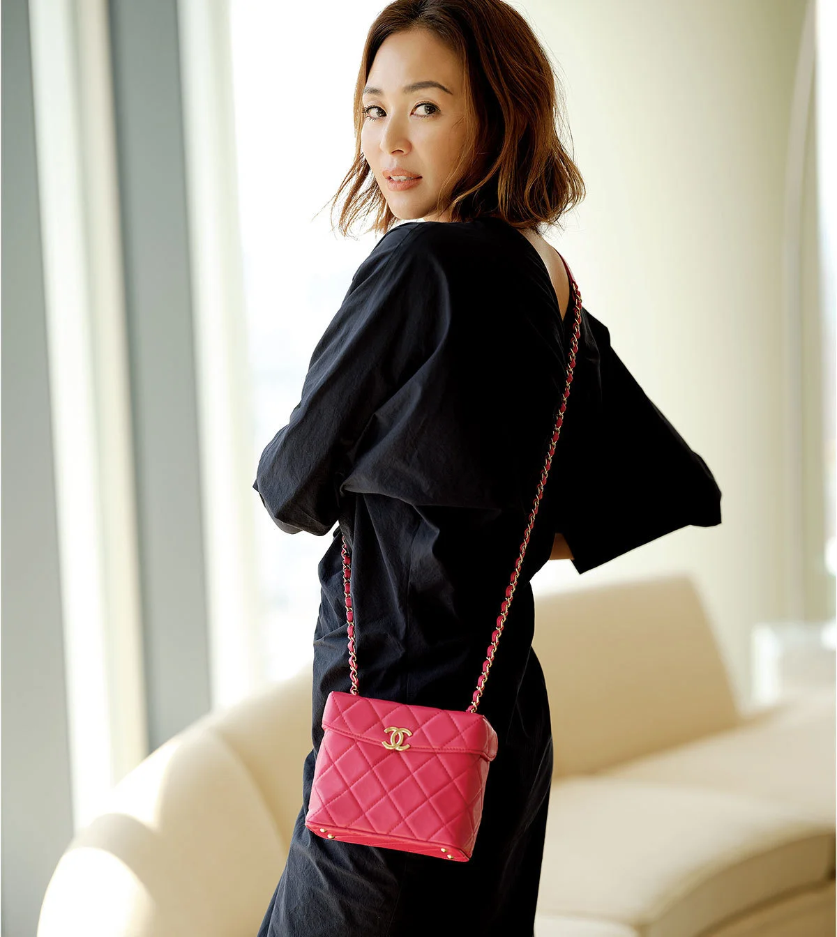 ■CHANEL フューシャピンクのチェーンバッグを持つモデル・SHIHO