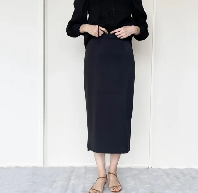 ユニクロ優秀スカートと素材感で楽しむブラックコーデ：今日の服【40代 私のクローゼット】_1_6