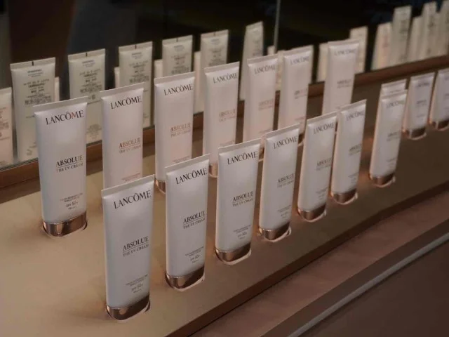 アプソリュ ザ UV クリーム （30mL ￥9,900 / 50mL ￥14,960 税込）