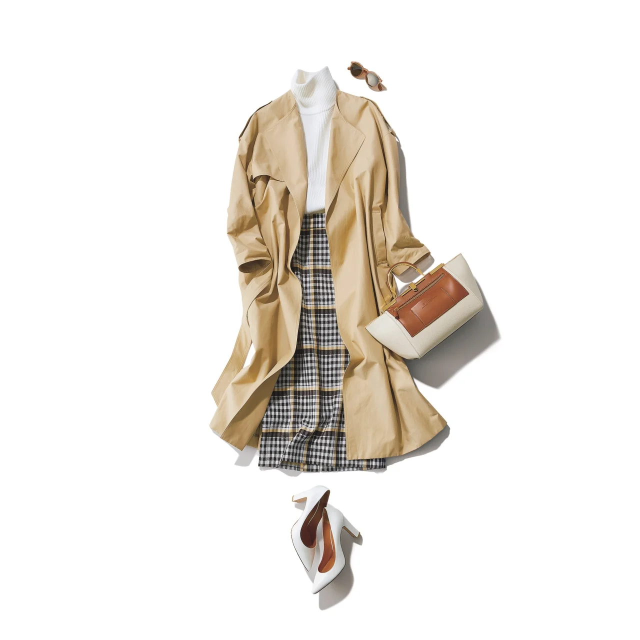 ベージュのトレンチコート&amp;times;白ニット＆チェック柄スカートのファッションコーデ