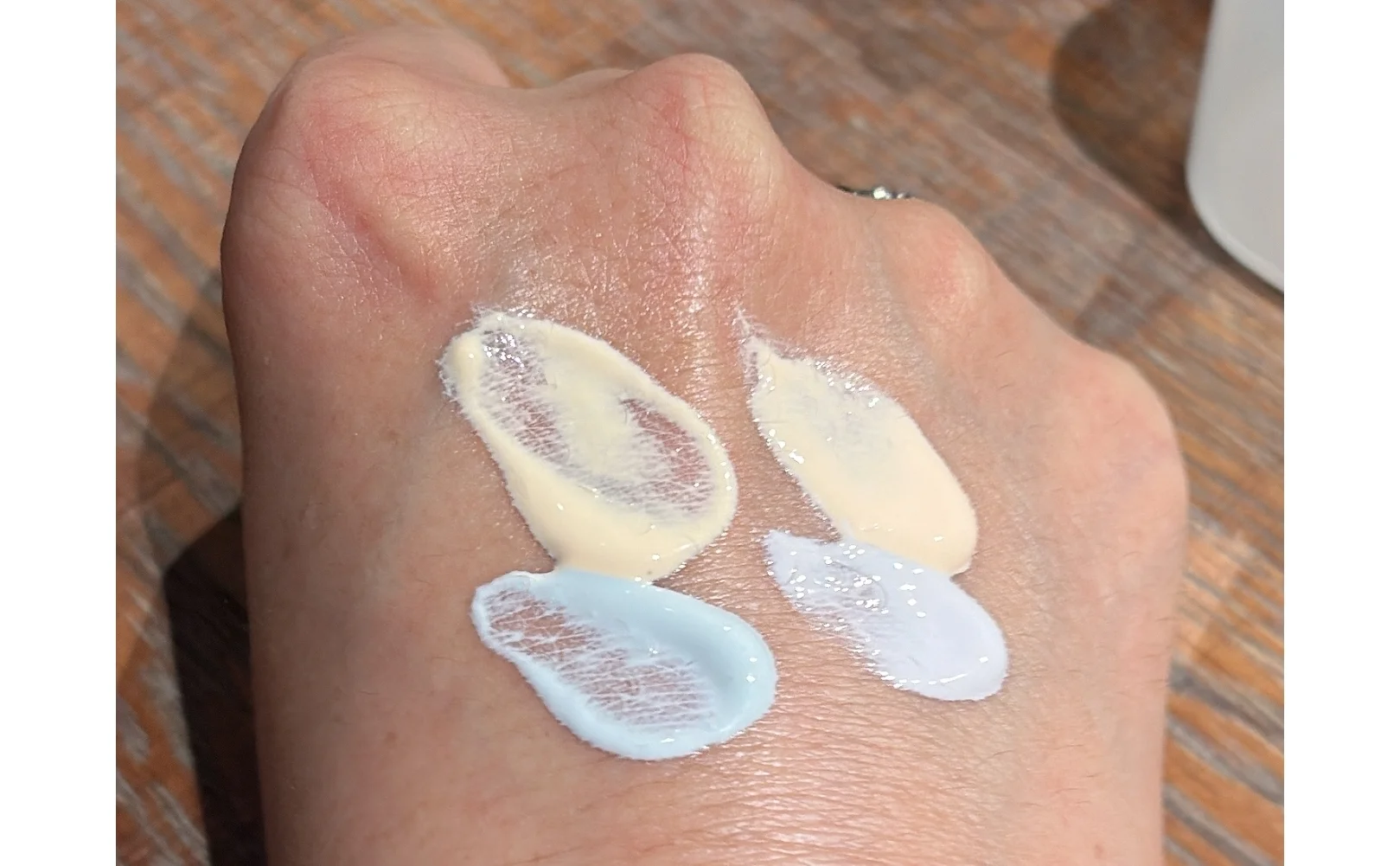 左上から逆時計回りに：ヌード ベージュ・ルミ ブルー・アイシー モーヴ・エナジー フラッシュ。みずみずしいテクスチャーで心地よく肌になじみ、うるツヤの仕上がり   しかも、カラーバリエーションもより多彩に。  素肌に溶け込むヘルシーなヌード ベージュ、透き通るような印象をかなえるルミ ブルー、こなれ感と透明感、ほのかな血色感も仕込めるアイシー モーヴ、内側からの生命力を感じさせる血色感を盛れるエナジー フラッシュの４色は、いずれも光反射で色ムラ、毛穴などの肌ノイズを一掃。それぞれアーティスト発想の色彩工学で、ごく自然なトーンアップをかなえます。ブルーとレッドパールも、それぞれのなりたい肌ニーズに合わせて配合比率を変えているというこだわりもさすが。  実際に試してみましたが、肌にピタッとフィットする使い心地がさらに高まり、よりファンデーションのパフォーマンスもアップ。とにかくきれいに仕上がります。  ビタミンC誘導体、ビタミンE、ヒアルロン酸、ナイアシンアミドなどの美容成分がメイク中も肌をケアしてくれて、元気なハリツヤ感もキープ。鏡を見るたびにがっかりする、あのお疲れ感が防げるプライマーは、この春のマストハブです。   アンリミテッド ブロック:ブースター アドバンスト SPF50・PA+++ 全４色 各30mL ￥5830／シュウ ウエムラ＜３月４日（水）発売＞ ＊一部店舗にて先行発売あり