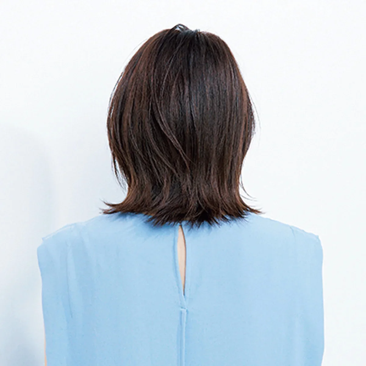 後ろから見た 40代人気ミディアムヘアスタイル9位