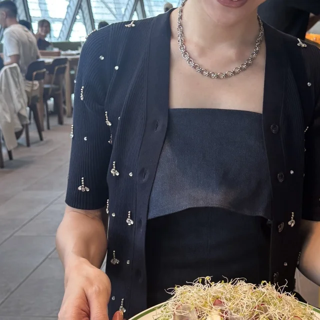 ネイビー×シルバーでつくる“大人のきらめき”冬のワントーンコーデ_1_2