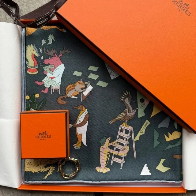 巻くだけで印象が変わる！大人のための最旬スカーフアレンジ【40代ファッション】_1_2