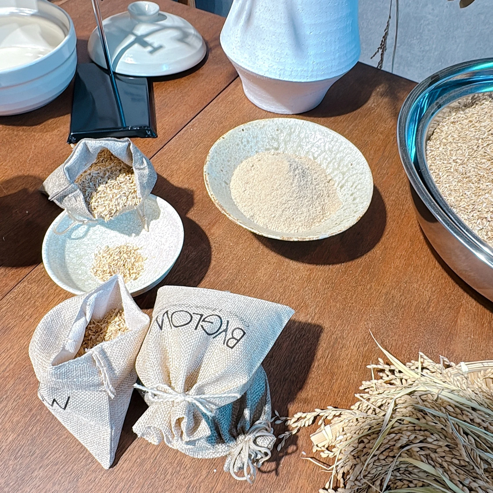 2025 新作コスメ　ByGLOW サプリメント　共通配合されている発酵米パウダーは、酵素・酵母・乳酸菌でじっくりと3段階発酵された成分。お米を発酵させることで生まれるオリゴ糖やビタミン・ミネラル・葉酸、そして食物繊維のような働きをする細胞外多糖類（EPS）も含むため、美と健康の源である腸環境へのアプローチも期待できる、非常にうれしい成分