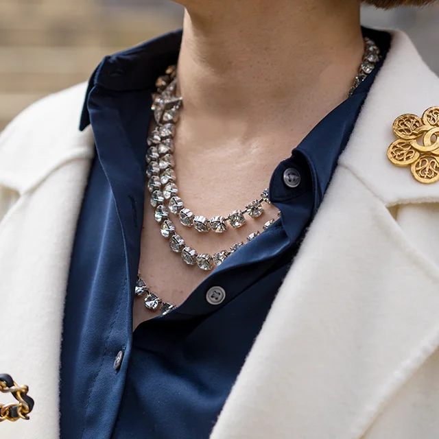 パーティコーデは遊び心のジュエリー