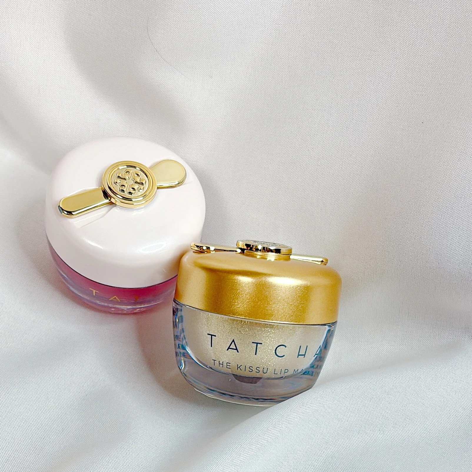 2025 秋　新作コスメ　TATCHA　写真左から：タッチャ キッス リップマスク 9g ￥3630（既存品）、タッチャ キッス リップマスク ゴールドリーフ 9g ￥3630（数量限定品）／タッチャ ジャパン  ＊タッチャ キッス リップマスク ゴールドリーフは11月5日（水）全国発売  ＊10月1日（水）より@cosme OSAKAにて先行発売。@cosme TOKYOの特設コーナーでは、10月29日（水）～11月25日（火）の期間で展開予定